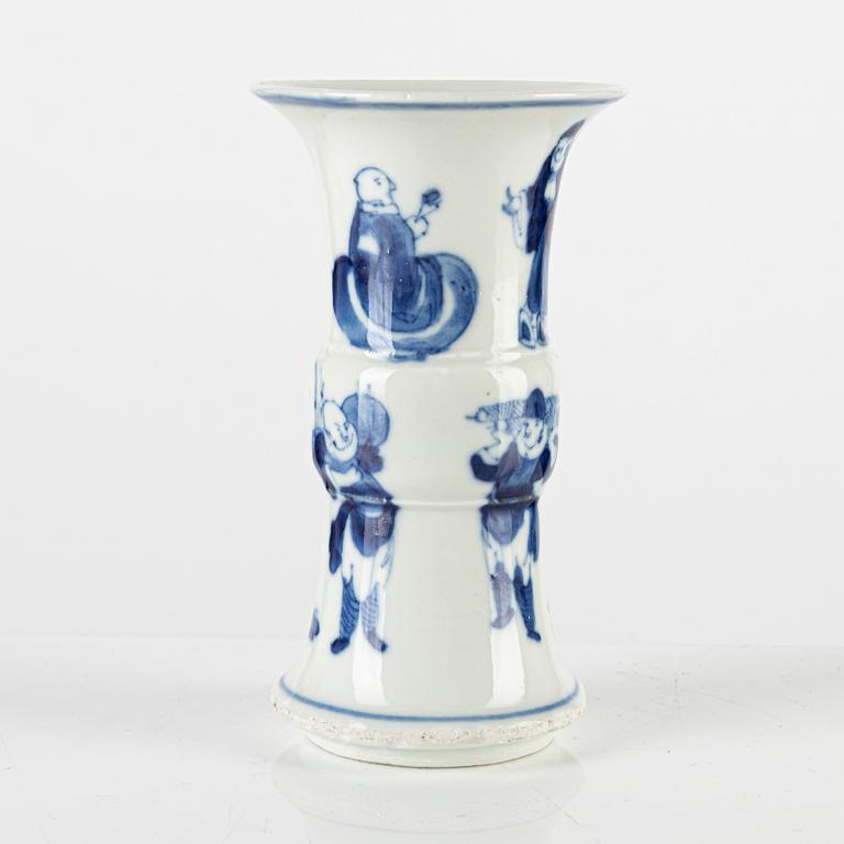 A serving dish, a vase and two lidded bowls, Kina, 18th-19th century.