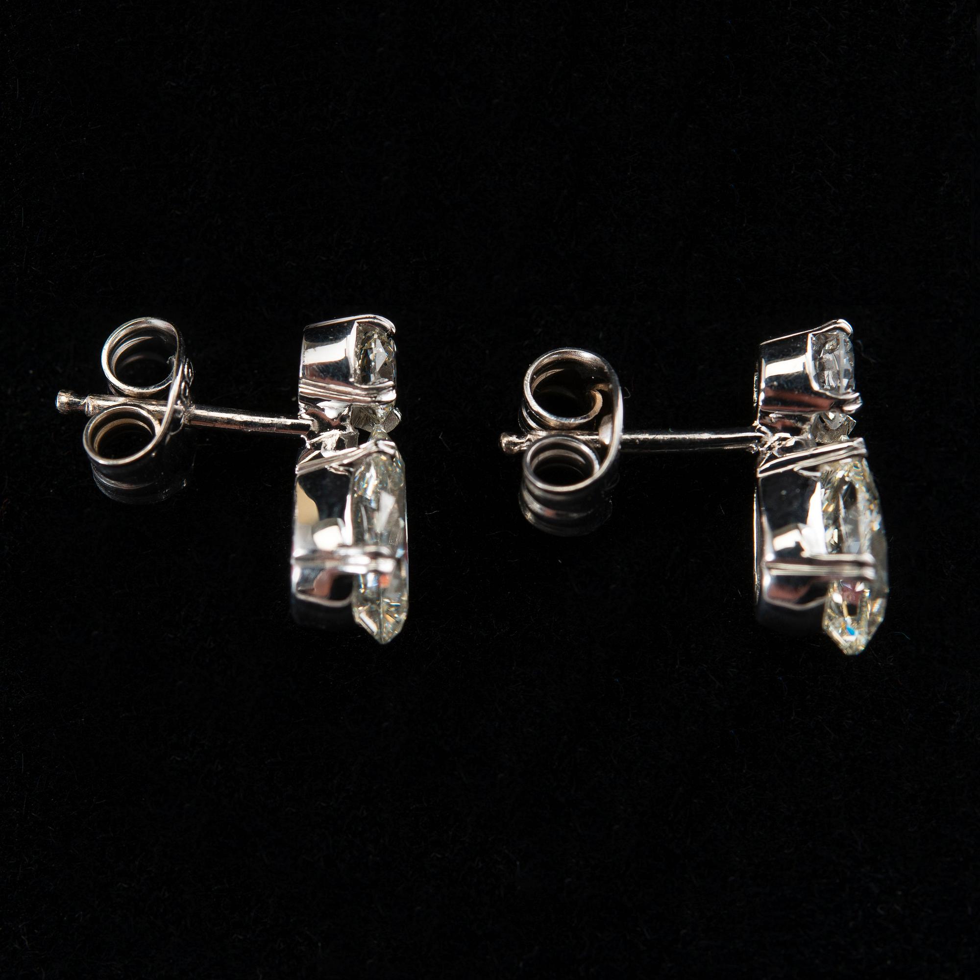 ÖRHÄNGEN, droppslipade diamanter ca 2.40 ct. J-M /Si1-I2, briljantslipade diamanter ca 0.40 ct. H/si.