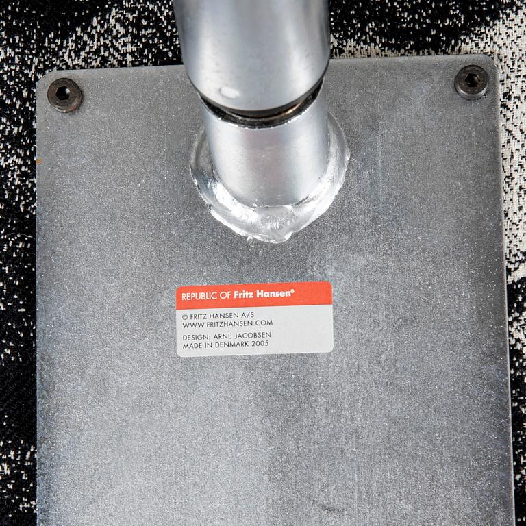 Arne Jacobsen, Stol med fotpall, Fritz Hansen, Danmark, 2000-tal.