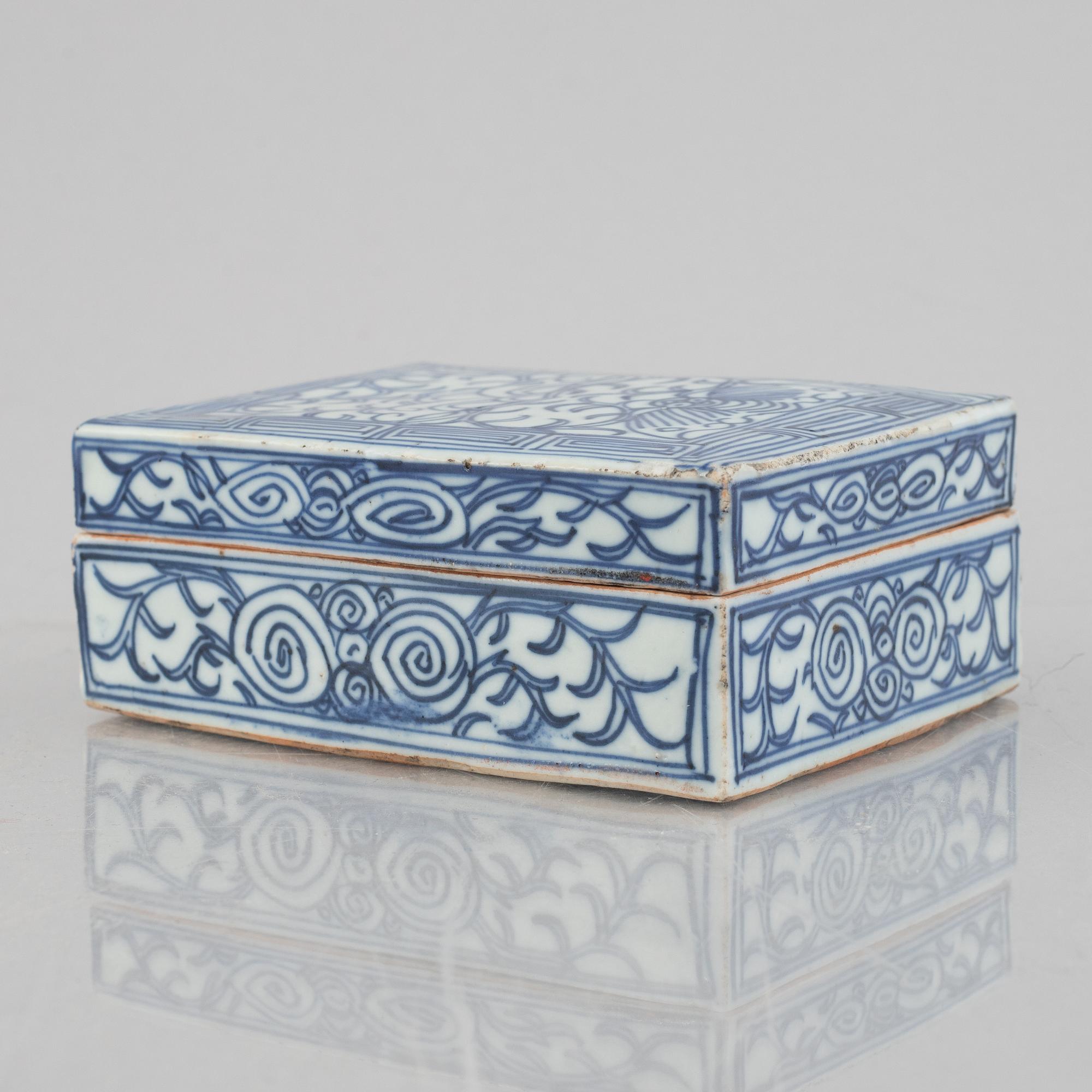 A blue and white porcelain lidded box, China, 20th century.