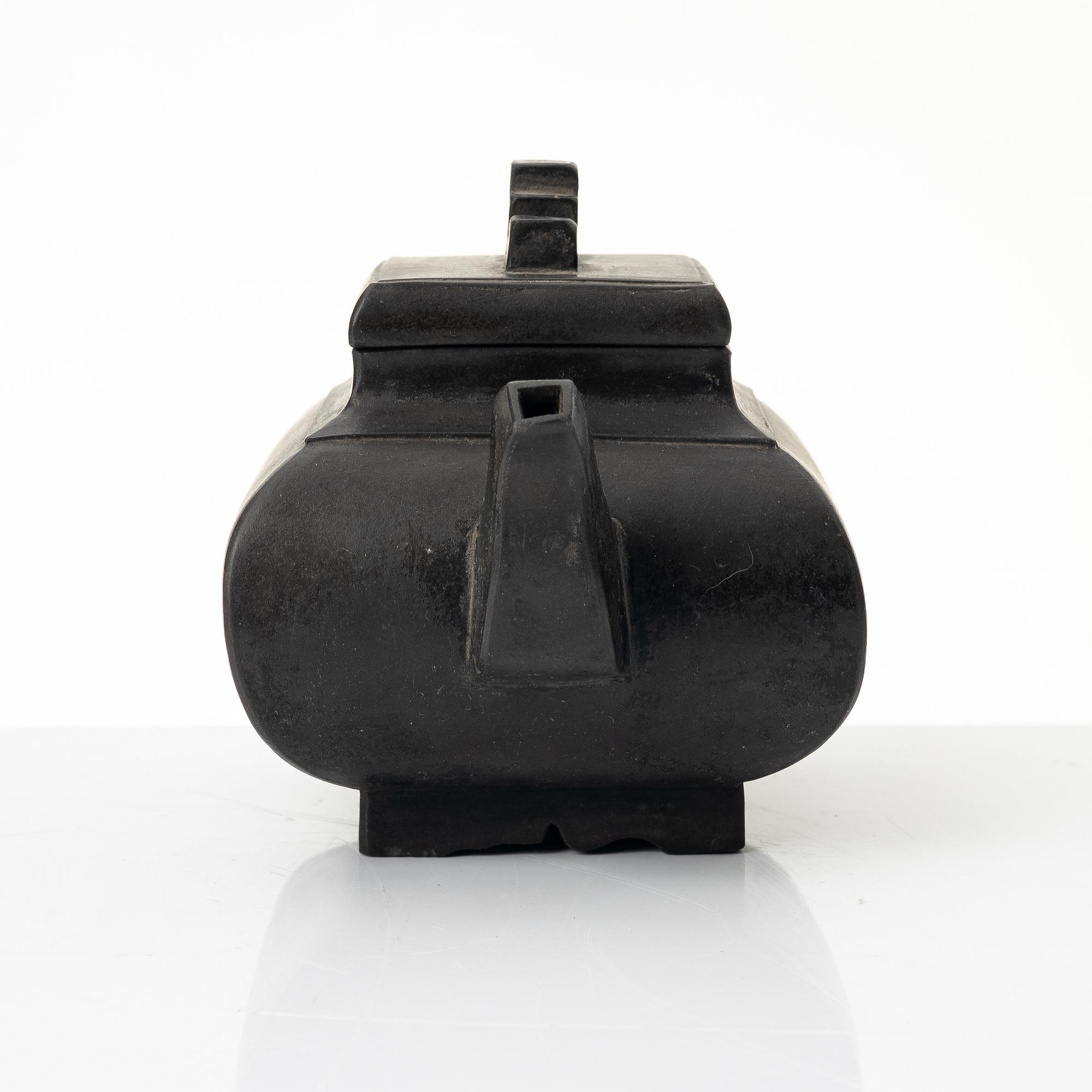 A Chinese brown yixing teapot, late Qing dynsaty / early 1900s.