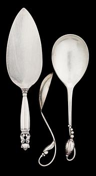 564. SERVERINGSSKEDAR, 2 st samt TÅRTSPADE, sterling. G.Jensen, bl a Magnolia o Konge 1919-21.