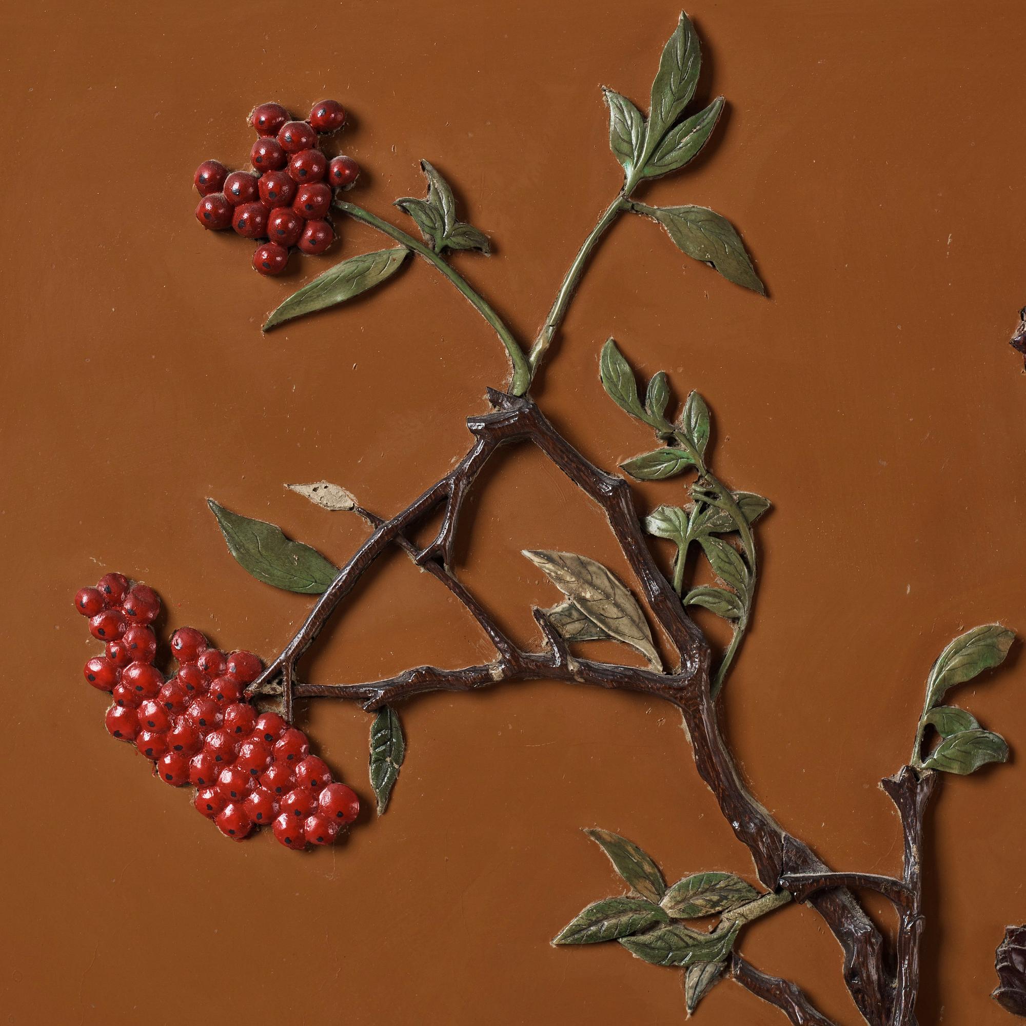 SKÄRM/PANEL, trä, lack med inläggningar av bl.a. sten, cloisonné och porslin.  Qingdynastin, 1800-tal.