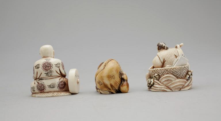 NETSUKE, 3 st, ben, Japan, 1900-tal.