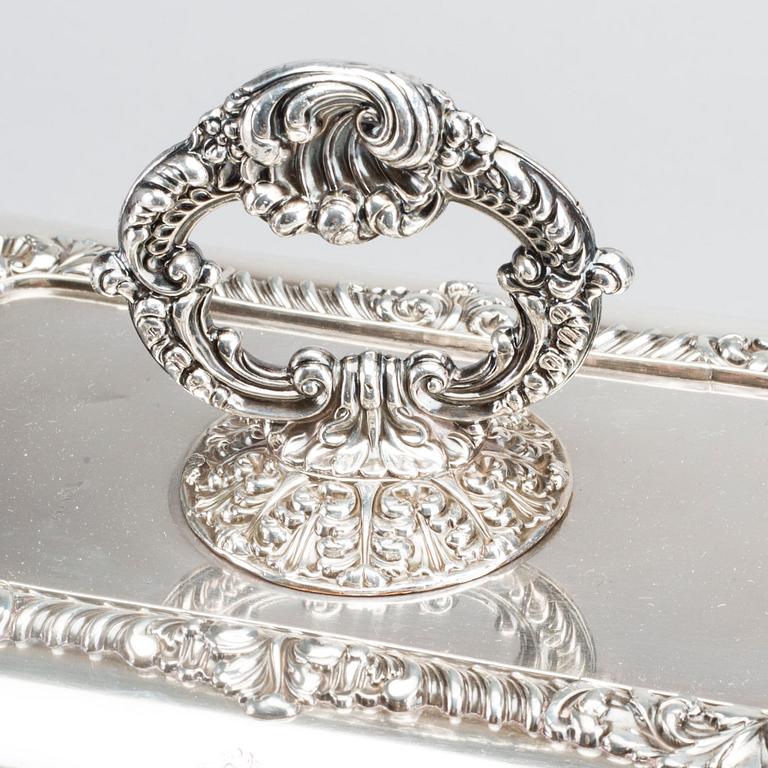 A plate serving dish with lid, probably England, 20th century.