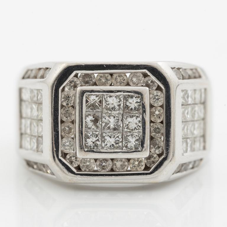 Ring in 14K white gold set with princess-cut and brilliant-cut diamonds.