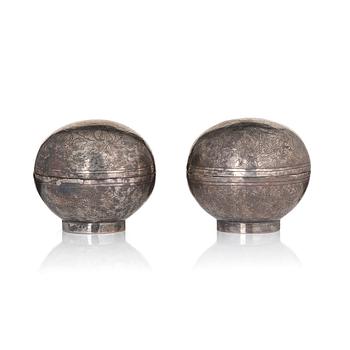 Askar med lock, två stycken, silver. Tangdynastin (618-906).