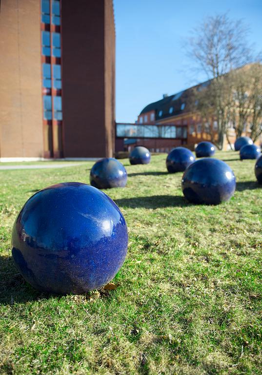 ULLA & GUSTAV KRAITZ, klot, 3 st, delar av verket "Kontrapunkt", Fogdarp, Förslövsholm.