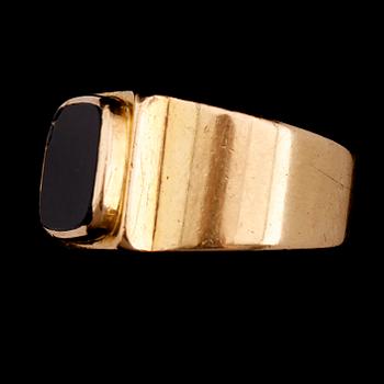 RING, 18 k guld, Wiwen Nilsson, 1942, AN. Total vikt ca 30 g.