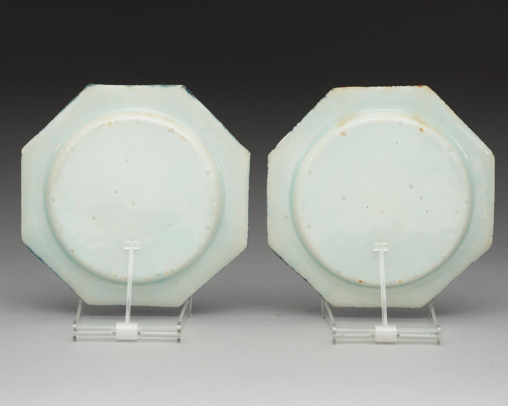 FAT, två stycken, porslin. Qing dynastin, Qianlong (1736-95).