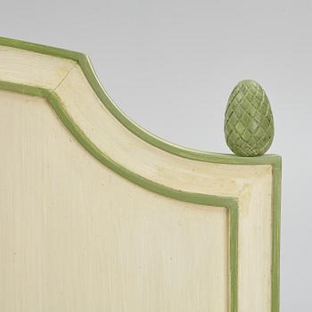 Sovrumsmöblemang, 4 delar, gustaviansk stil, sent 1900-tal.