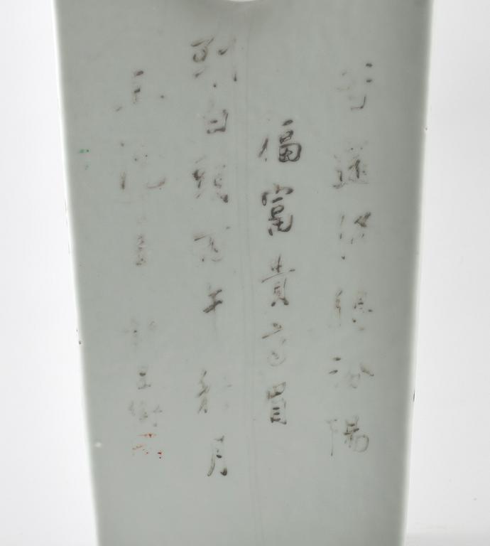 A squared famille rose vase, late Qing dynasty (1644-1912).