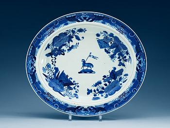 1713. A large blue and white 'Fitz-Hugh' armorial charger, Qing dynasty, Jiaqing (1796-1820).