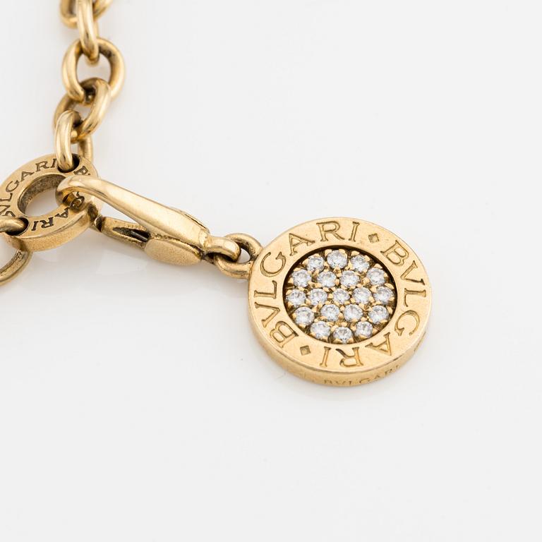 Bulgari, armband, med 5 st berlocker (avtagbara), 18K guld, vitguld, onyx, pärlemor och briljantslipade diamanter.