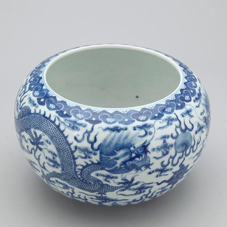 KRUKA, porslin, Kangxistil, Kina troligen 1800/1900-tal.