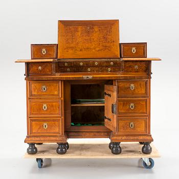 SKRIVBORD MED UPPSATS, barock, 1700-tal.