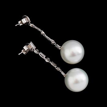 ÖRHÄNGEN, 1 par, 18 k vitguld, diamanter 0.85 ct och vita south seapärlor.