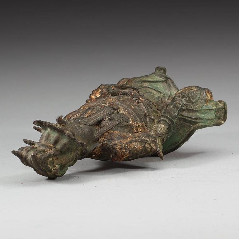 FIGURIN, förgylld brons. Krigsguden Guan Di, Ming dynastin, 1600-tal.