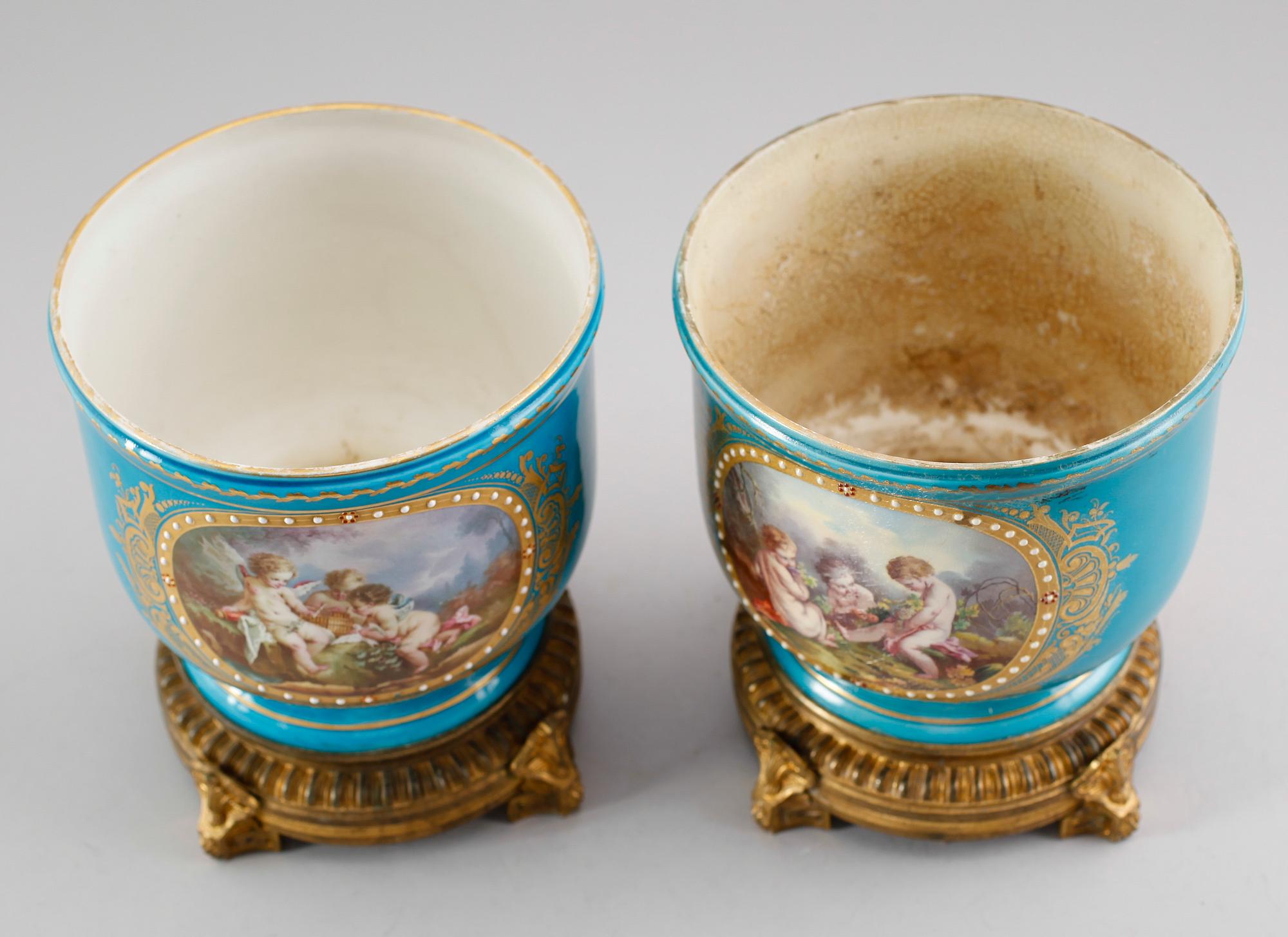YTTERFODER, 1 par, porslin, Sèvresliknande märke, Frankrike, 1900-talets första hälft.