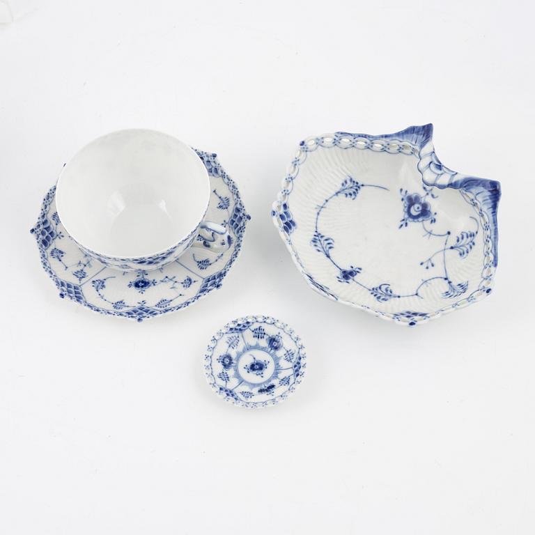 Matservis, 43 delar, porslin, "Musselmalet", Royal Copenhagen, Danmark.
