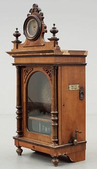 POLYPHON MUSIKAUTOMAT, med klocka, nyrenässans, omkring 1900.
