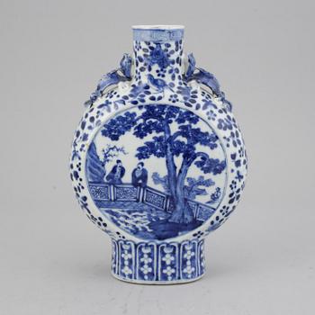 A blue and white figural moon flask, Qing dynasty, Guangxu (1872-1908).