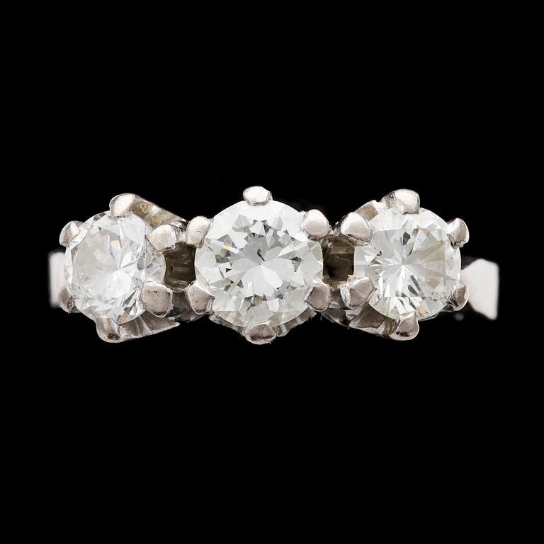 RING, 18k guld med tre briljantslipade diamanter, tot ca 1.10 ct, 1983.