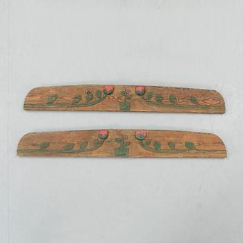 DÖRRÖVERSTYCKEN, ett par snarlika, allmoge, 1800-tal.