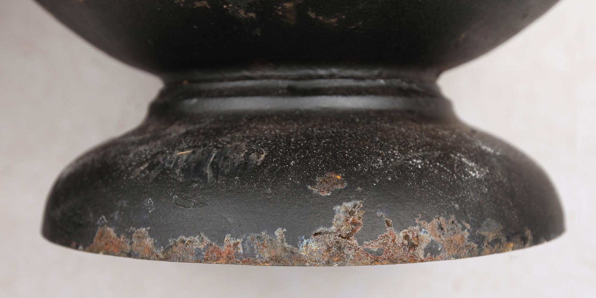 TRÄDGÅRDSURNOR, 1 par, gjutjärn, 1900-/2000-tal.