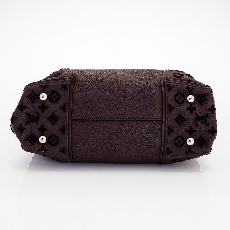 Louis Vuitton, a 'Veau Cachemire W Tote PM' bag.