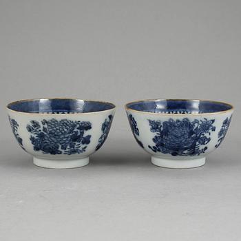 SKÅLAR, ett par. Porslin, Kina, Qianlong 1736-95.