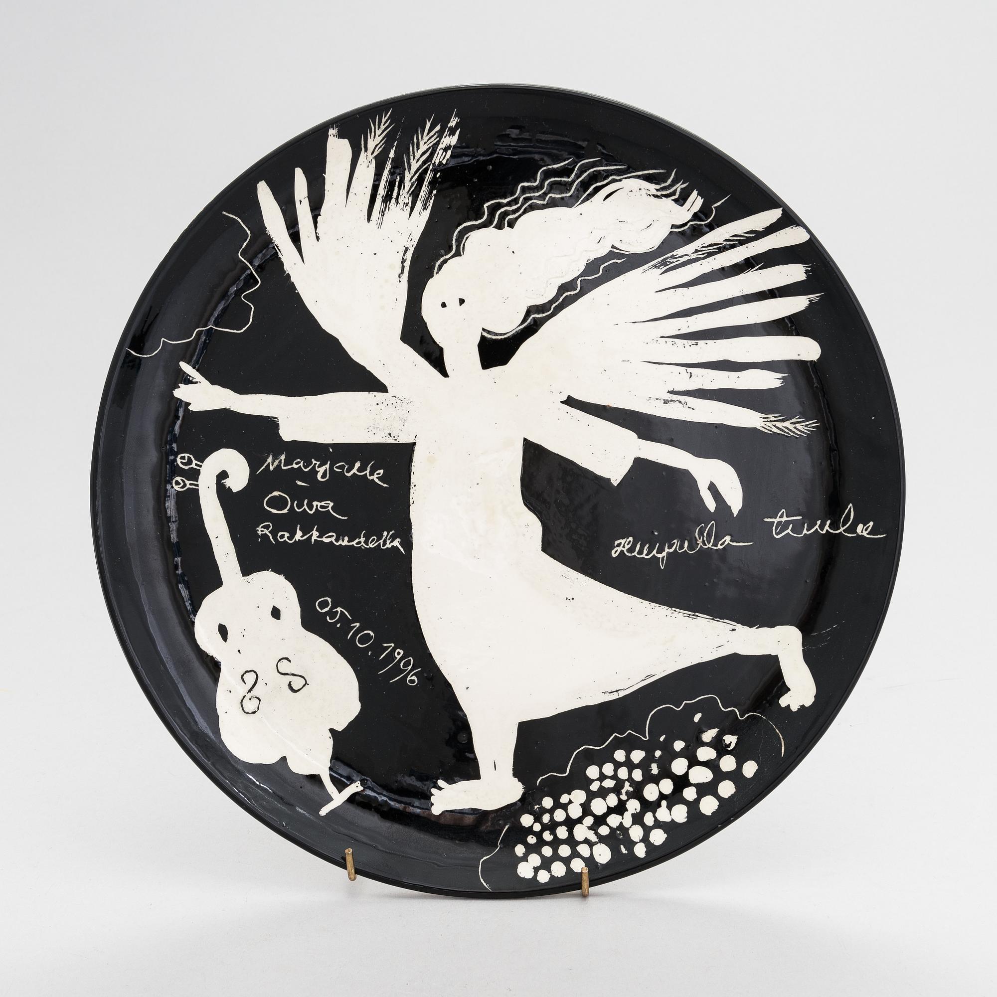 Oiva Toikka, dekorationsfat, keramik, signerad Los Angeles Marjalle Oiva Rakkaudella 05.10. 1996.