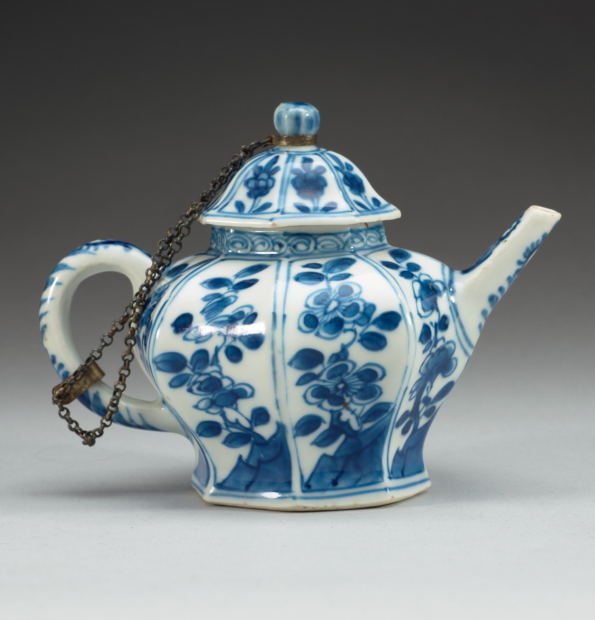 TEKANNA med LOCK, porslin. Qing dynastin, Kangxi (1662-1722).
