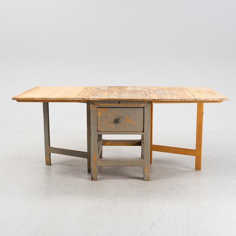A 20th Century gate leg table.