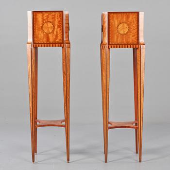 PIEDESTALER, ett par, gustaviansk stil, sent 1900-tal.