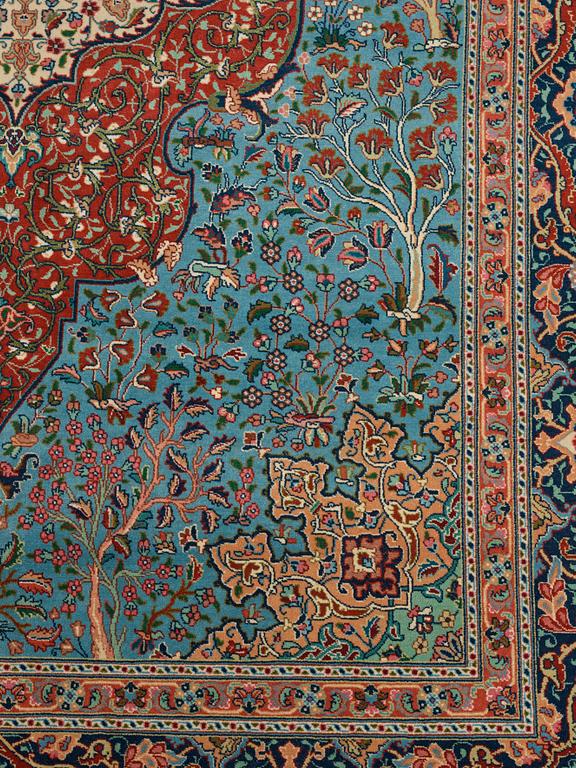 Matta, old Täbris, ca 263,5-266 x 165,5-169,5 cm (samt kortsidorna med 1-1,5 cm blå- och terrakottarandig slätväv).