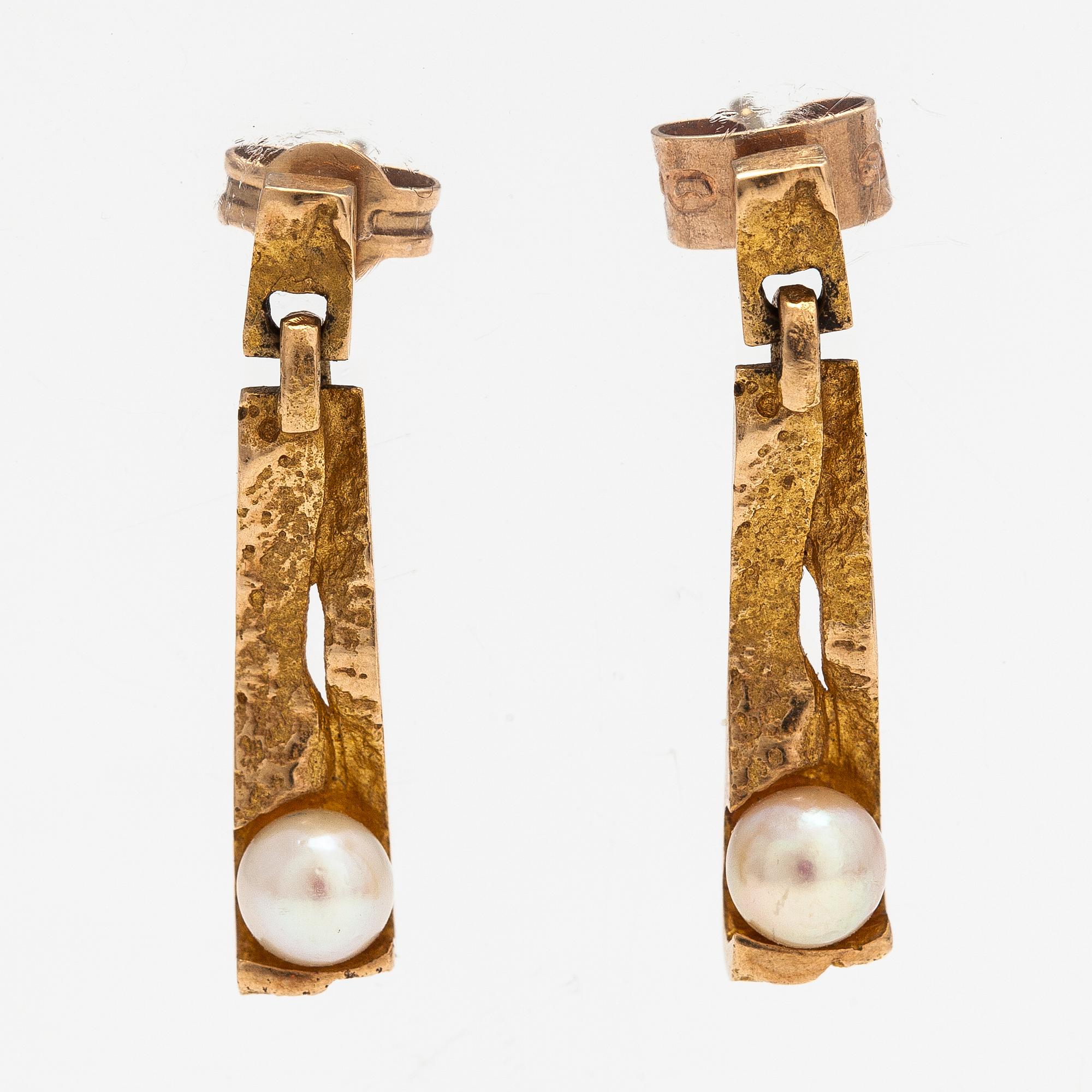 Björn Weckström, Örhängen "Pärltorn", 14K guld och odlade pärlor. Lapponia 1968.