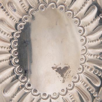 SALTKARSPAR med SALTSKEDAR samt TESKED och SKÅL, sterling silver, delvis förgyllda, London och Sheffield, 1883-1902.
