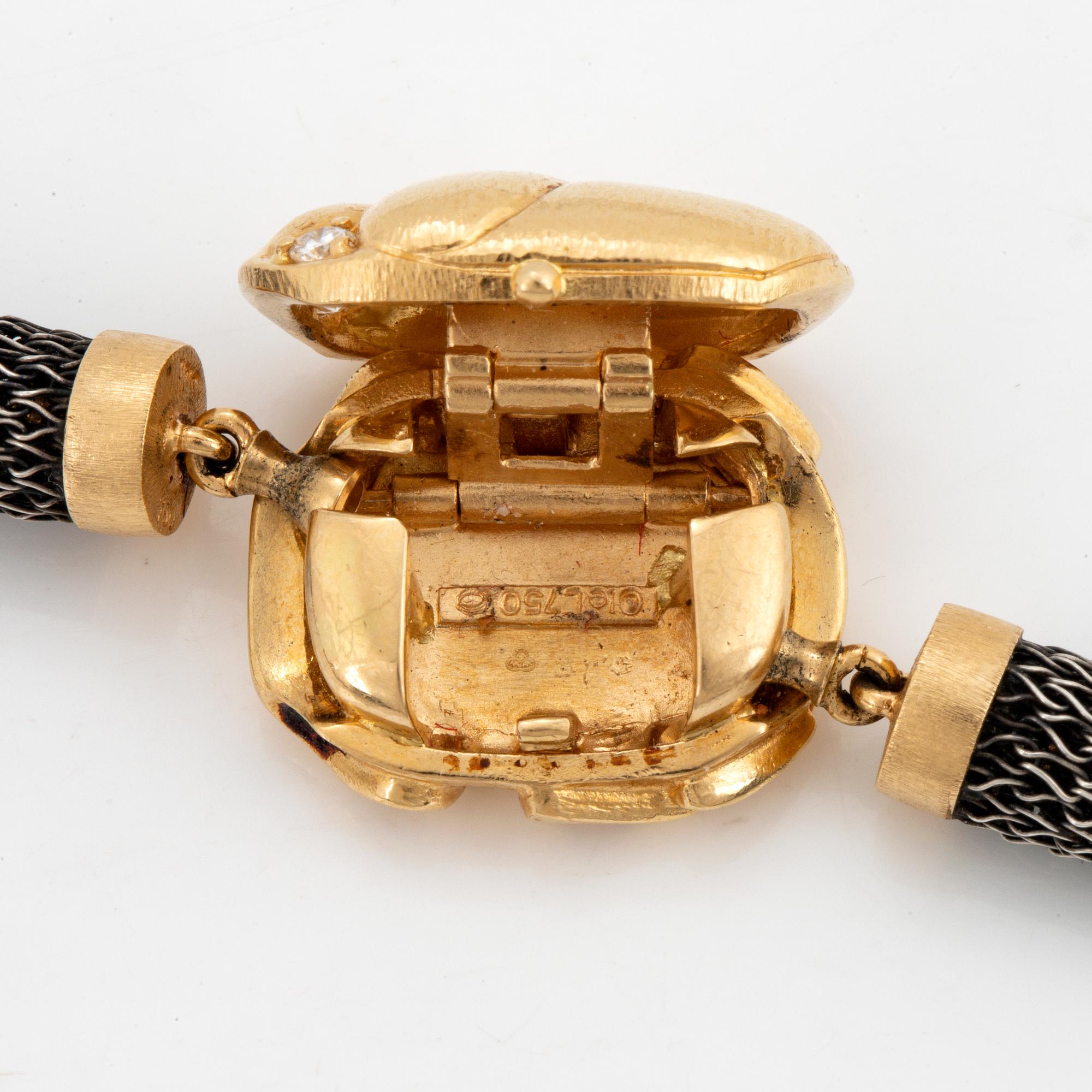 OLE LYNGGAARD, collier i oxiderat silver, lås i form av skalbagge 18K guld med två briljantslipade diamanter.