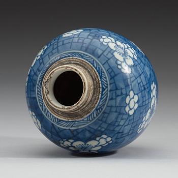 A blue and white jar, Qing dynasty, Kangxi (1662-1722).