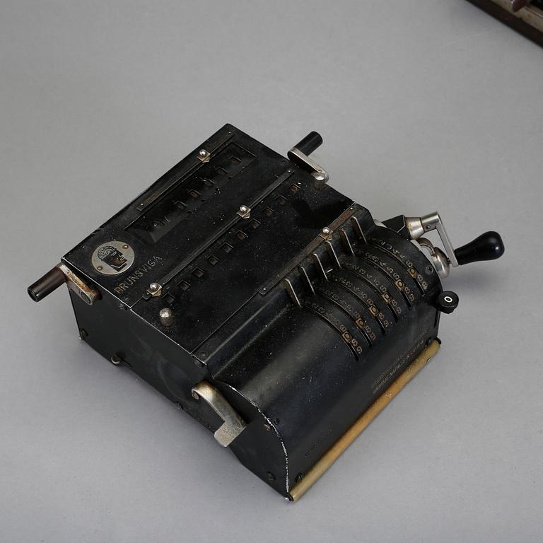 RÄKNEMASKINER, 3 st, tidigt 1900-tal.