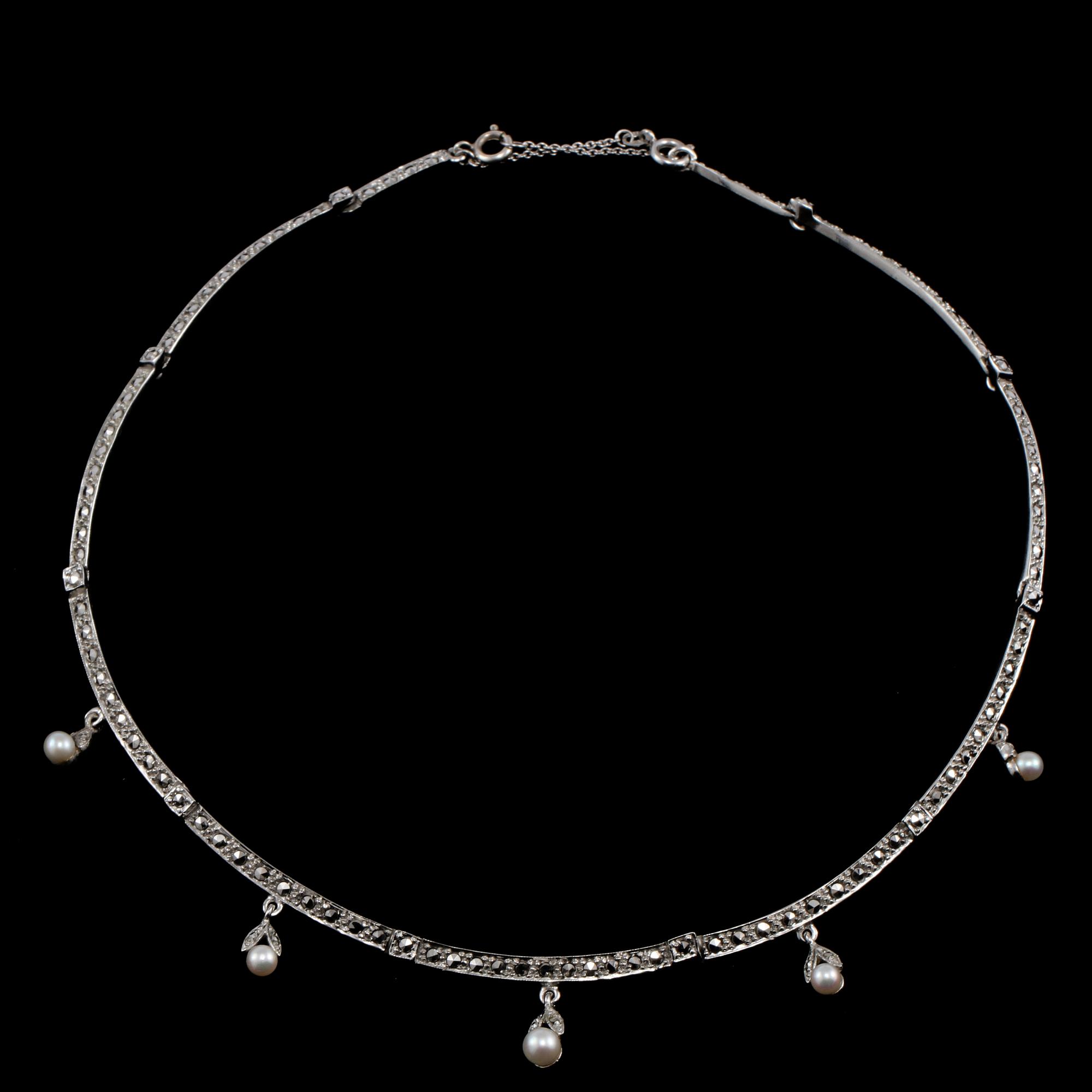 COLLIER, silver med markasiter och 5 små odlade pärlor, 1900-talets sista kvartal. Vikt 28 g.