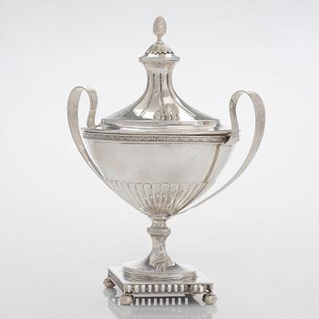 Sockerskål och sockersked, silver, Gustaviansk stil, GAB, Stockholm 1918 och Erik Linderoth, Motala 1915.