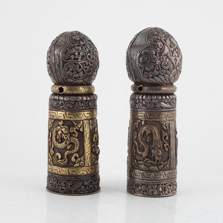 Tempelstämplar, vitmetall och brons, två stycken, Nepal/Tibet, troligen sent 1800-tal.