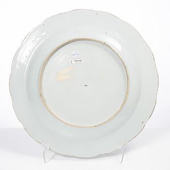 A large famille rose dish, Qing dynasty, Qianlong (1736-95).