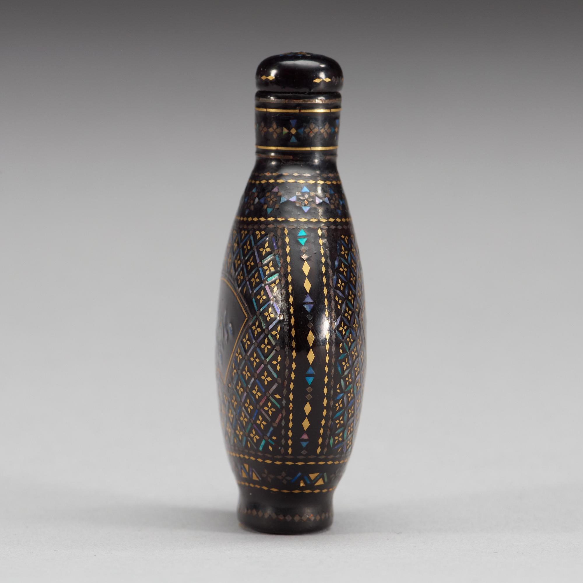 A lacque burgalate snuff bottle, early 20th Century.