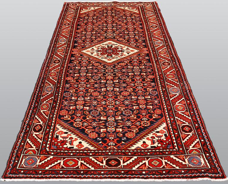 A Hamadan carpet, ca 325 x 115 cm.