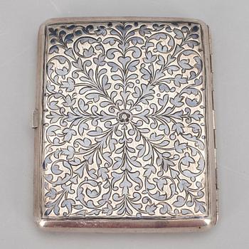 CIGARETTETUI, silver med niello dekor, Ryssland ca 1900. Vikt 121 g.