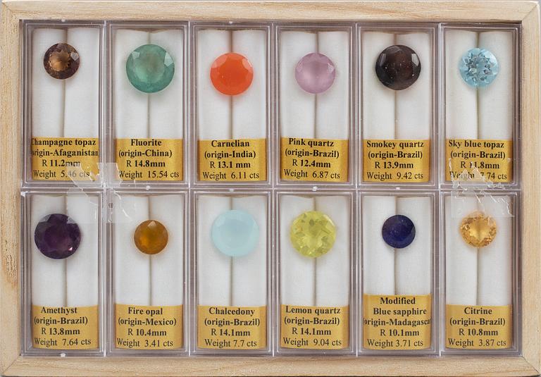 ÄDELSSTENSSAMLING. 12 etuier.