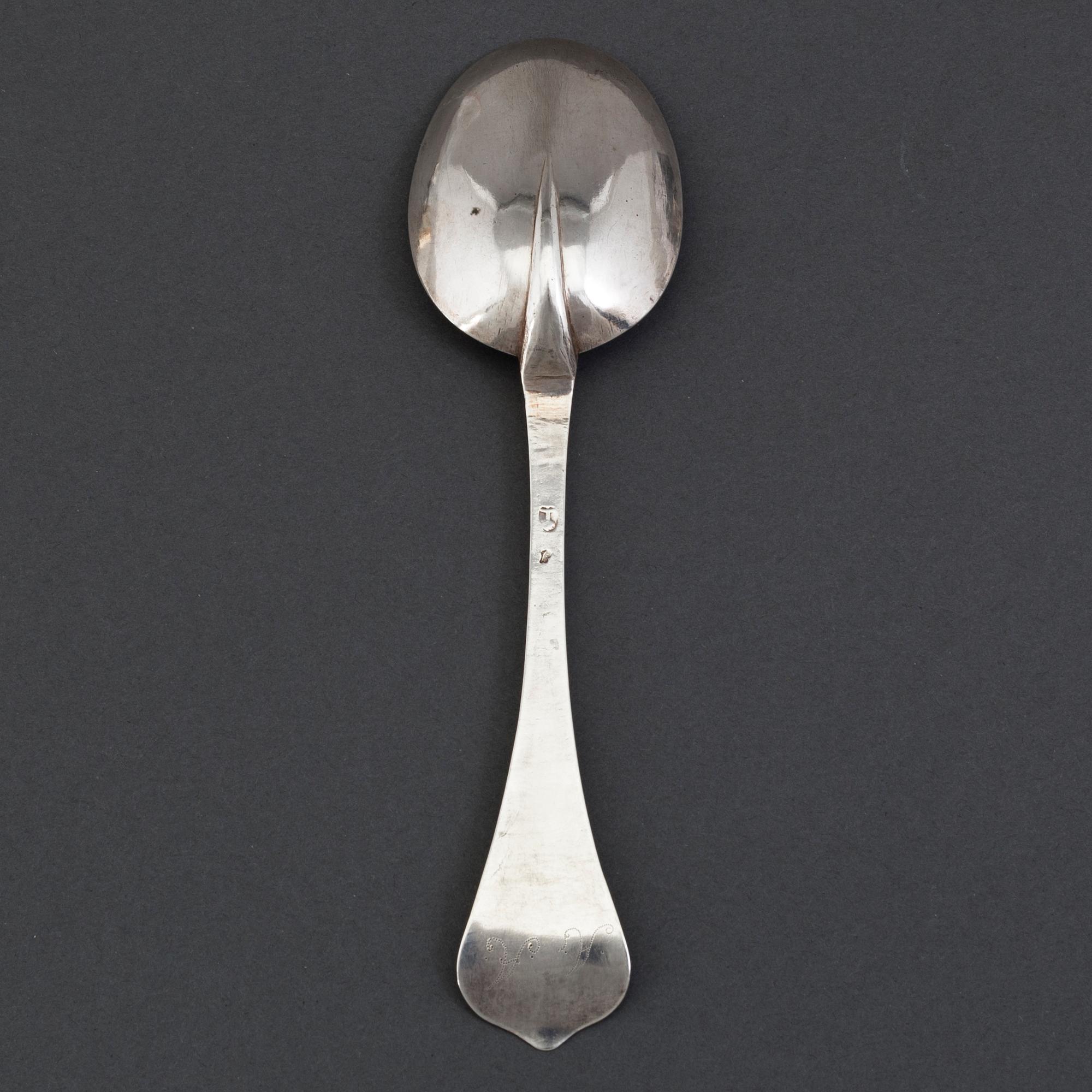 Råttsvanssked, silver, icke identifierade stämplar, 1700-tal.